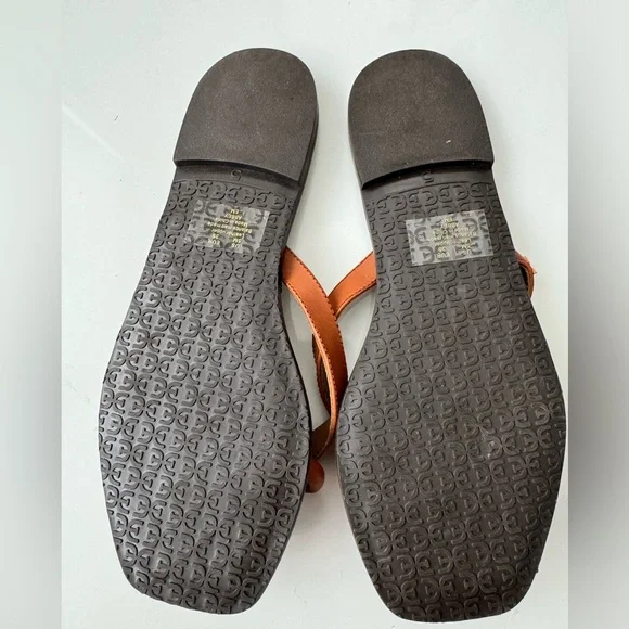 Sam Edelman flip flops. Never been worn. Size 5 - Picture 4 of 5